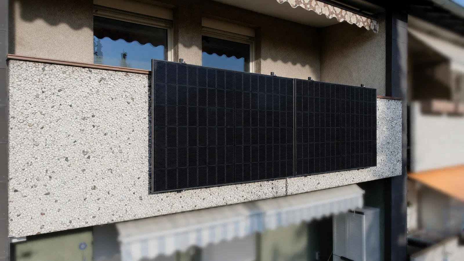 Zwei Solarmodule an einem Betonbalkon in Ahlen