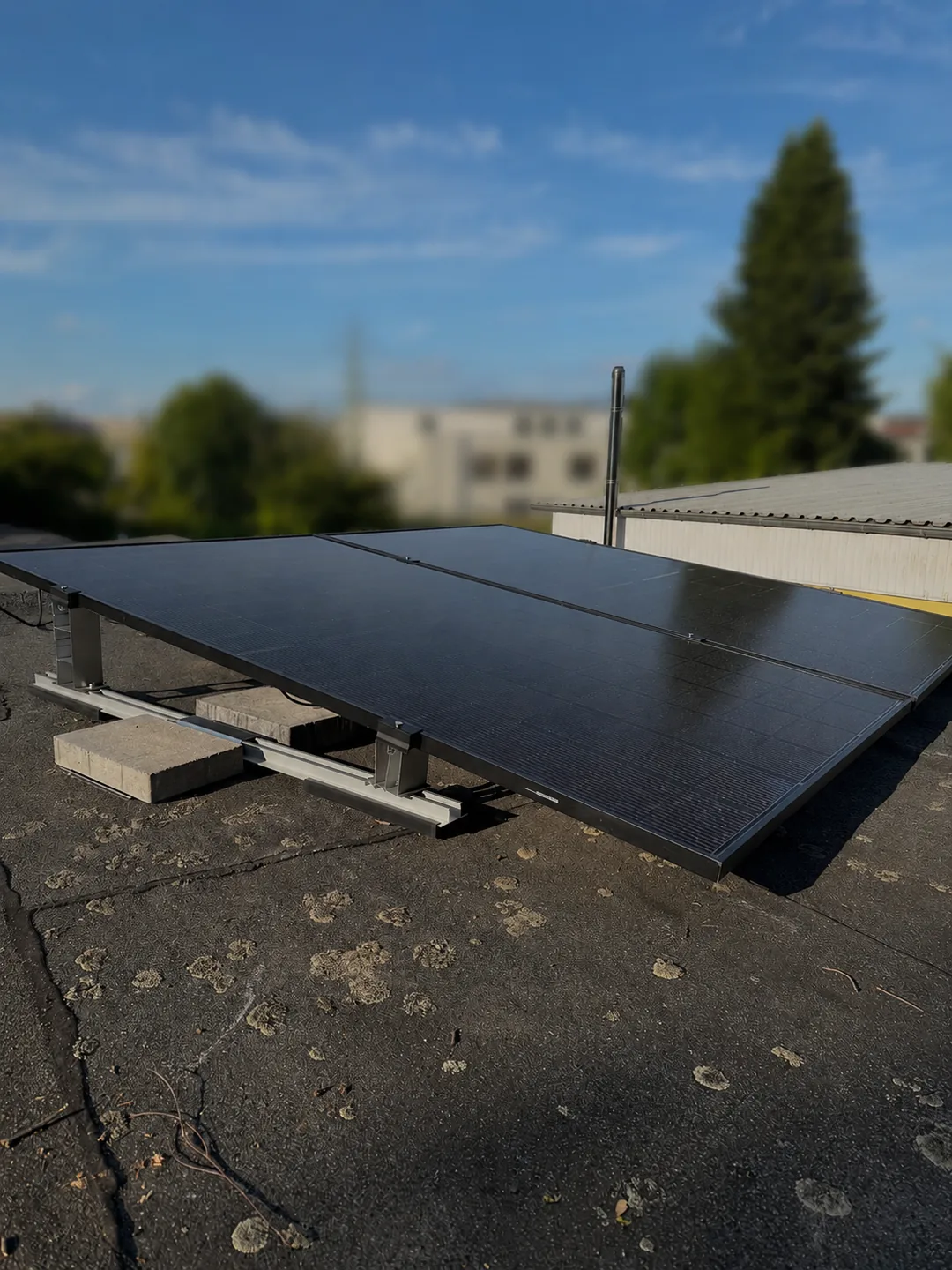 Zwei aufgeständerte Solarmodule auf einem Flachdach in Hamm
