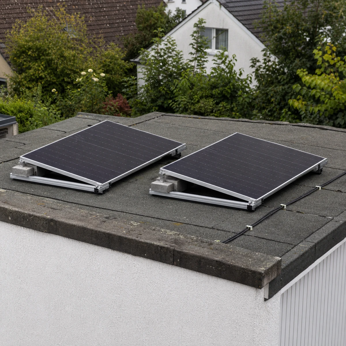 Zwei Solarmodule auf einem Garagenflachdach